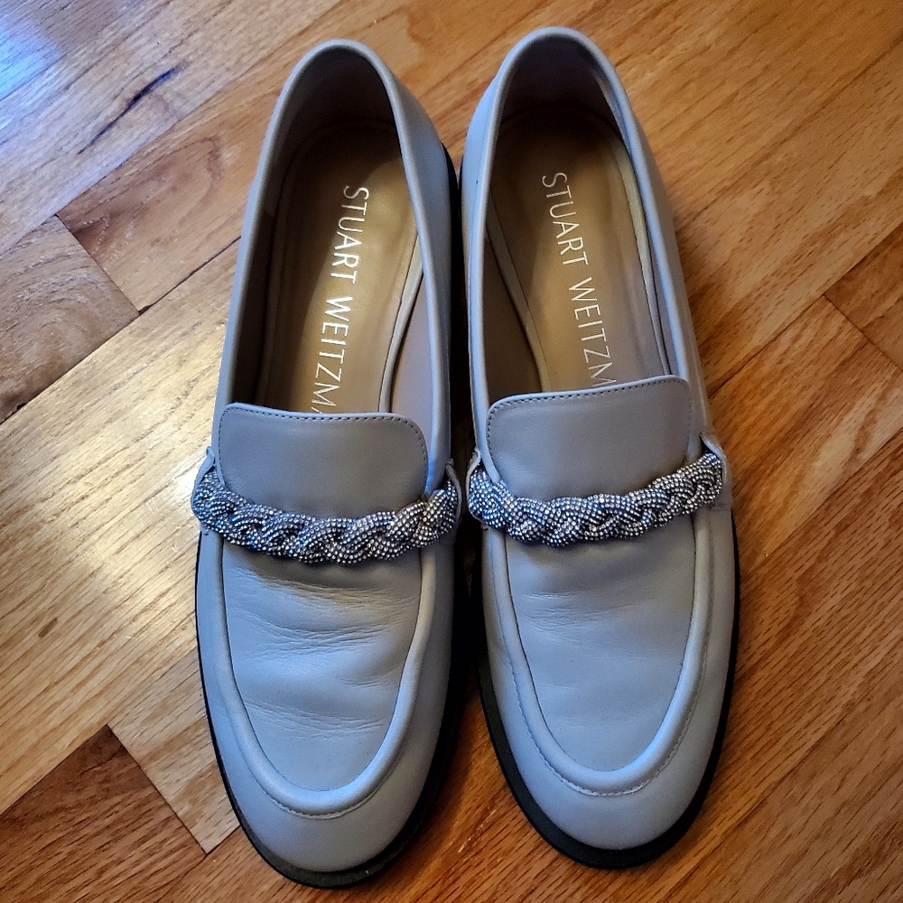 Stuart Weitzman Cream Loafers with Silver Chain - Picture 2 of 4